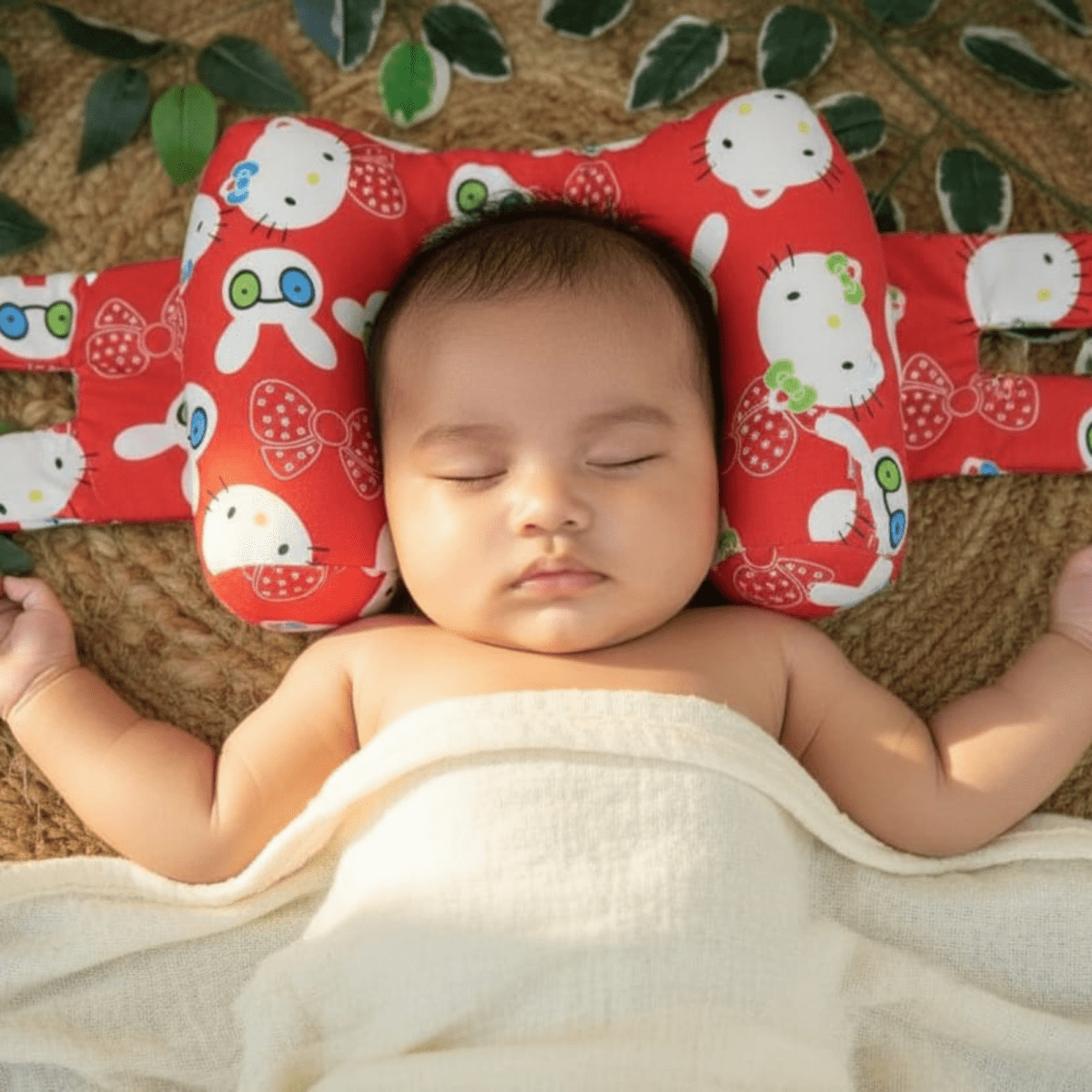 The Ultimate Newborn Comfort Bundle – Muslin, Pillows & More.Aesthetic baby care set featuring neck support pillow, muslin towels, and carry nest accessories